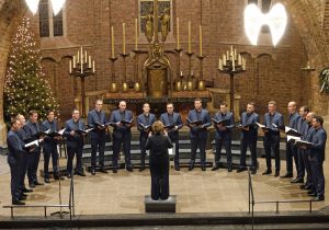 2025-30. Mannenensemble Yaron o.l.v. dirigente Ineke Bos-Strootman. Foto Ben Blass